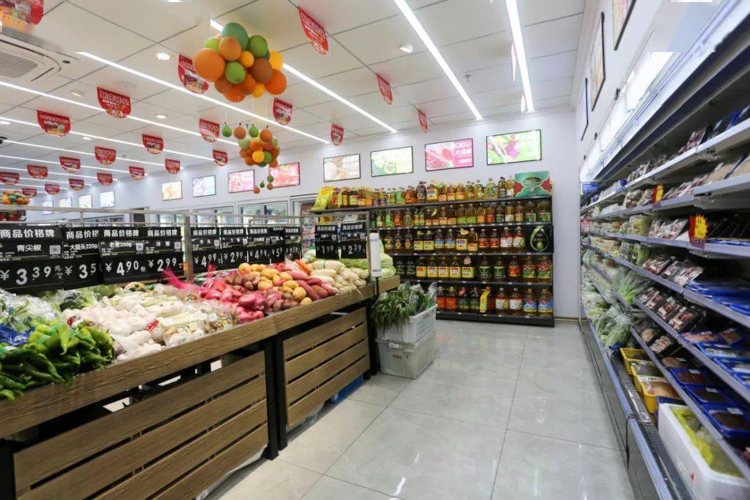这种集生鲜 便利店为一体,通过食品的全场景提供,一站式解决消费者对