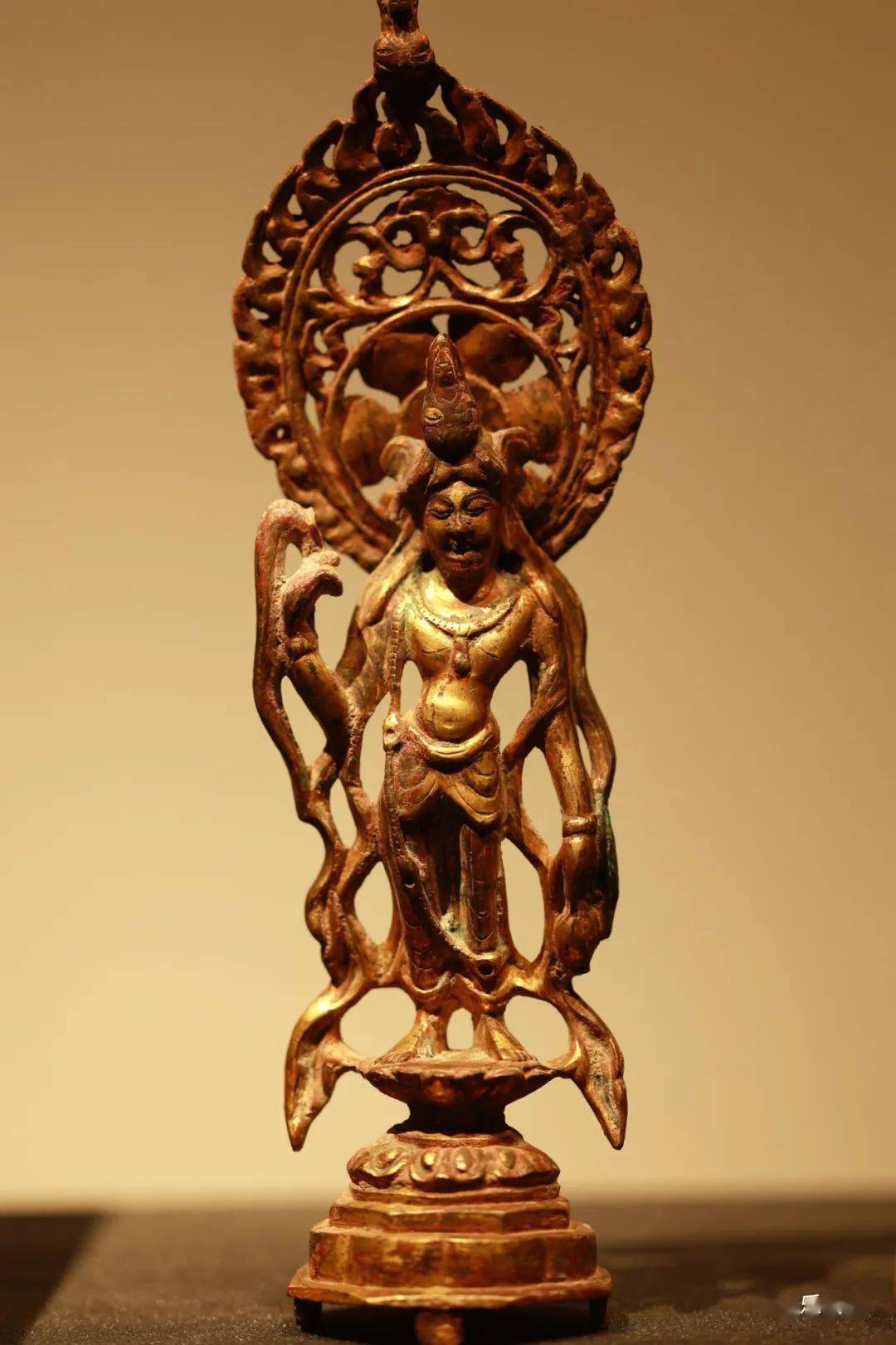 碑身主体为一圆拱龛,内造一佛二弟子二菩萨二天王共七尊像.