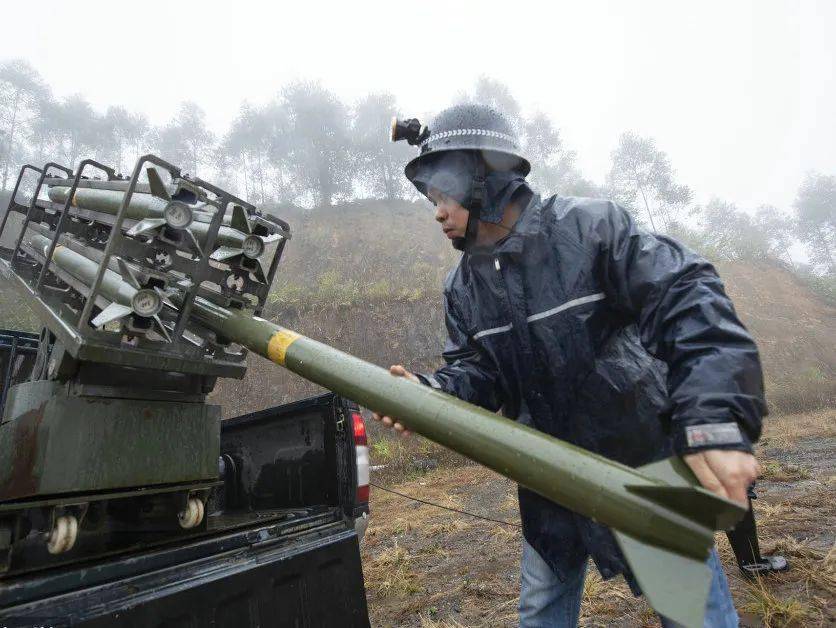 房县田地惊现一枚炮弹,原来是._人工降雨_群众_火箭弹