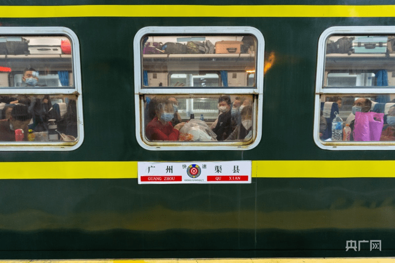 粤港澳地区第一趟春运列车k4562/3次从广州站开出(央广网记者 黄璐璐