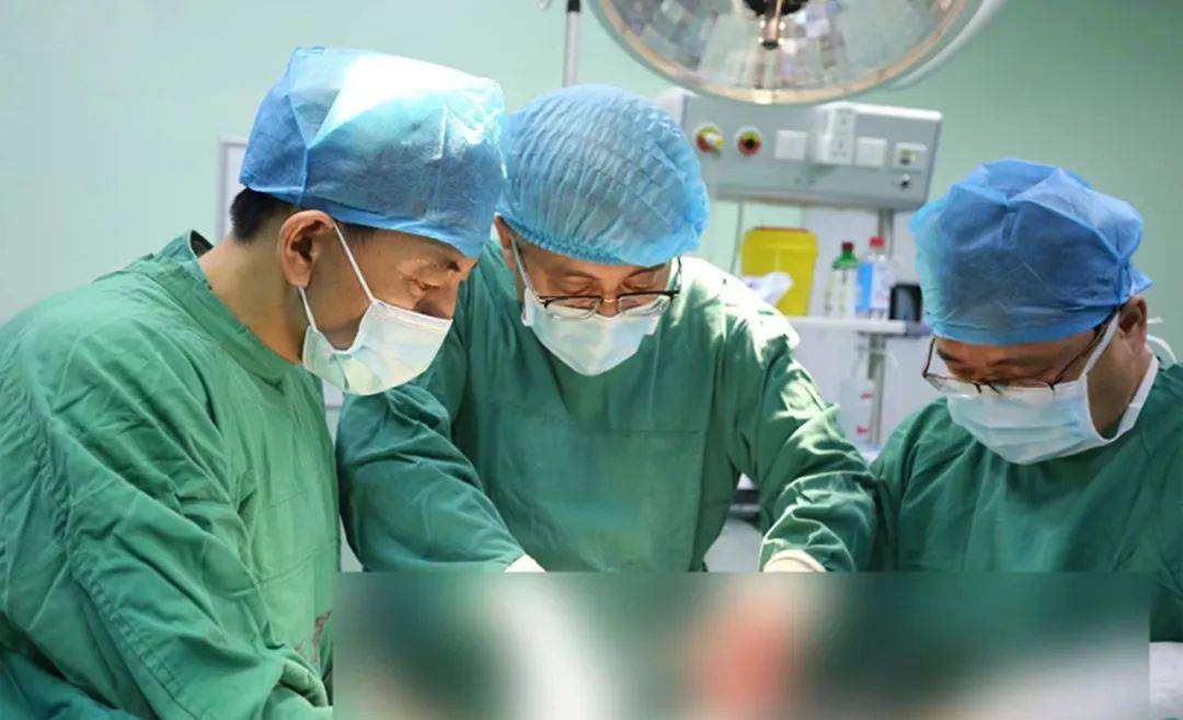 手术中，这位医生让人心疼……_工作_患者_解先堂