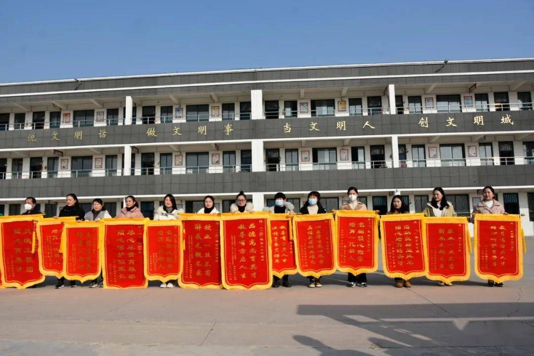 赠锦旗——淮阳中学初中部家长感恩送锦旗感恩送锦旗_疫情_工作_刘喜