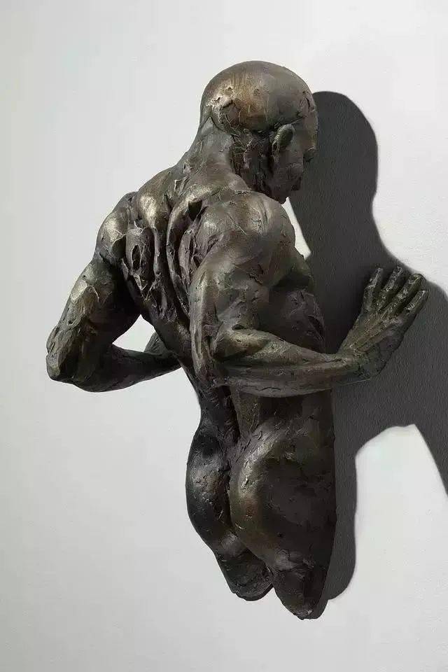 破墙而出的个性,艺术家普格利泽 强劲伟岸的男性人体雕塑
