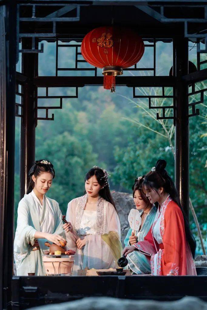 泡完温泉享受完美食穿上汉服在充满中式美的庭院里拍照打卡你必是朋友