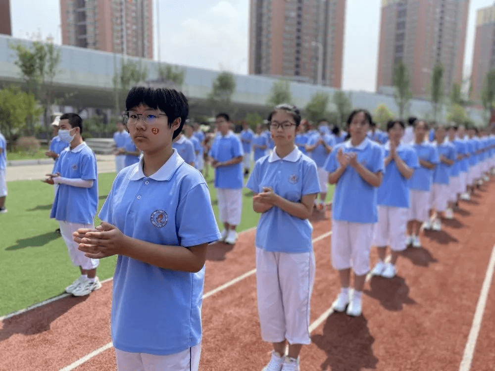 qiu fen wei ban长春市第一零三中学明泽小学的校服是蓝色的,这个颜色
