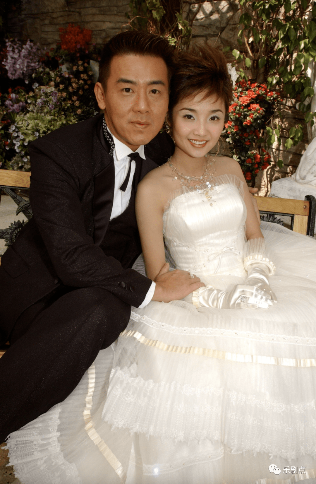 许秋怡全家赴国外度假,19岁儿子身材高挑抢镜,长相不如父母出众_内地