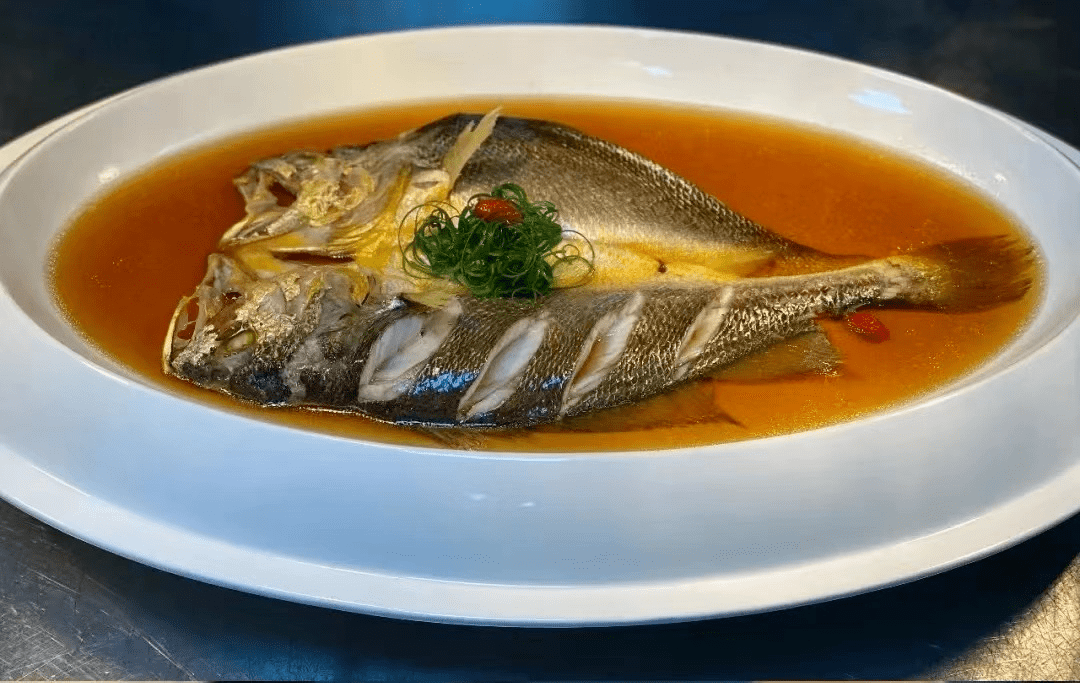 食材:温州大黄鱼,香菇,枸杞,盐,黄酒,蒸鱼豉油,白砂糖做法:1, 泡发