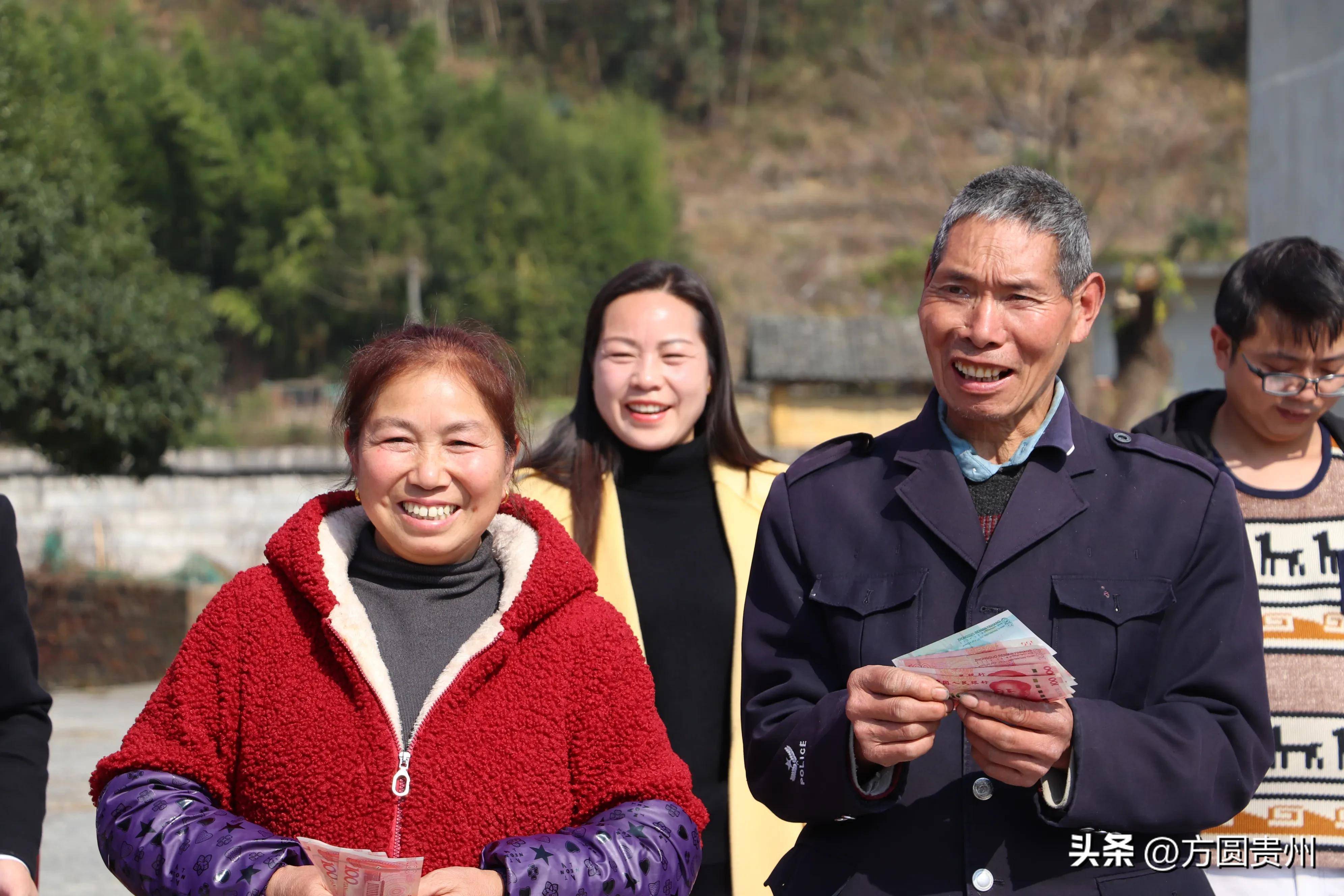 独山县百泉镇凤汝村举行分红大会, 30多万元现金现场发放给村民_发展