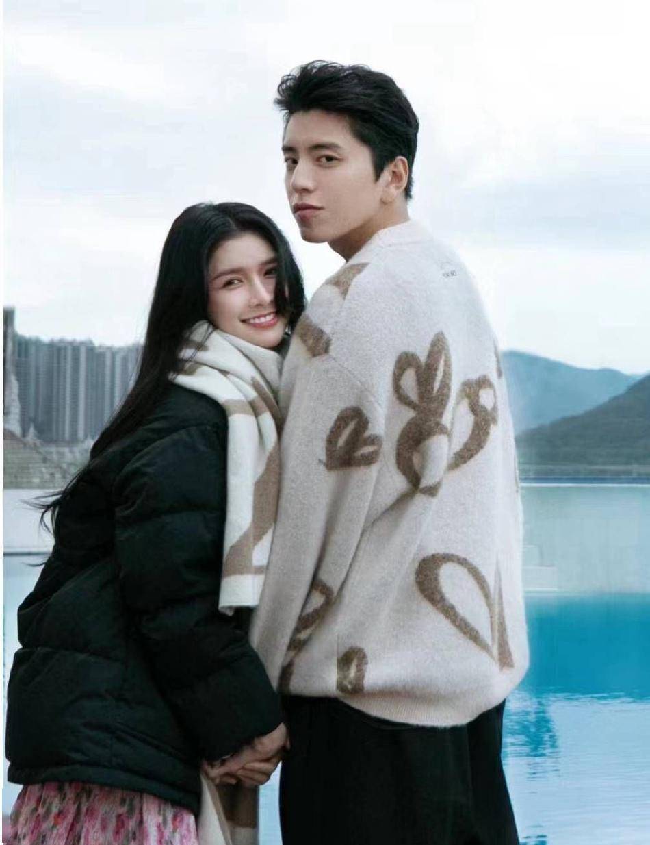 王大陆蔡卓宜现身马来西亚, 牵手玩飞镖,甜蜜无间!_网友_情侣_感觉