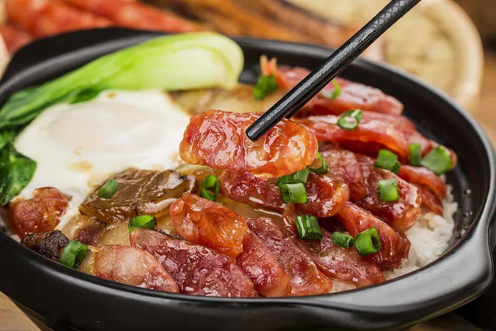 家里没有砂锅也没关系,只需要一口家用电饭煲也能做出一道正宗的腊味