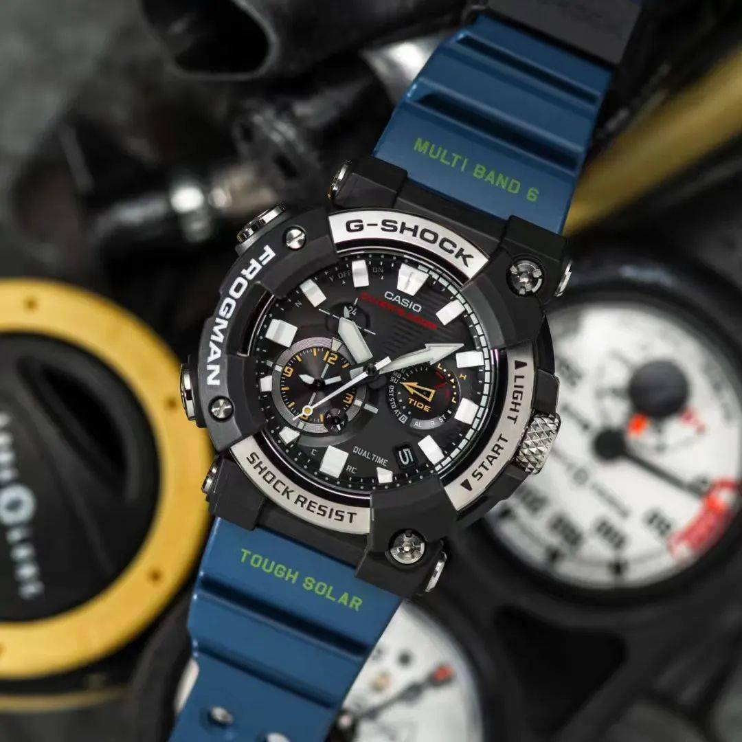 毒蛙」具有高度的可视性,高亮度led照明可发射出高强度光线照亮手表