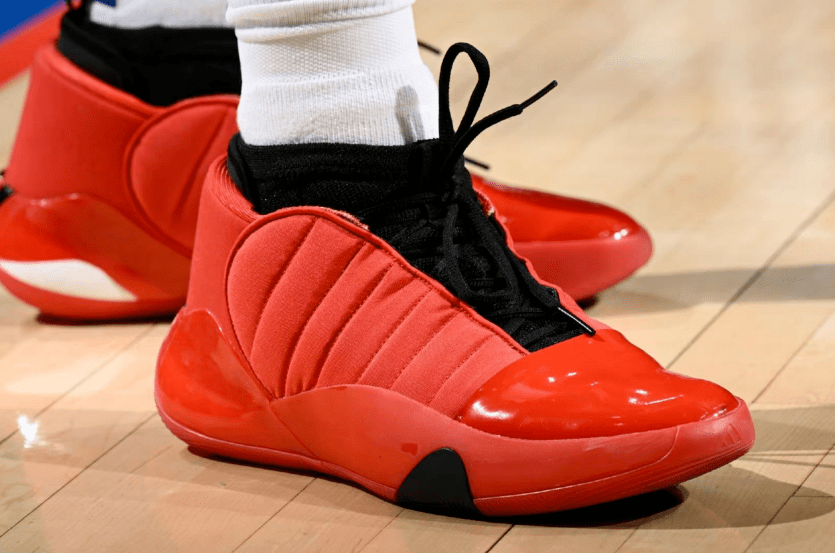 自从去年休赛季第一次曝光到现在,这双哈登7代战靴可谓是吊足了各位