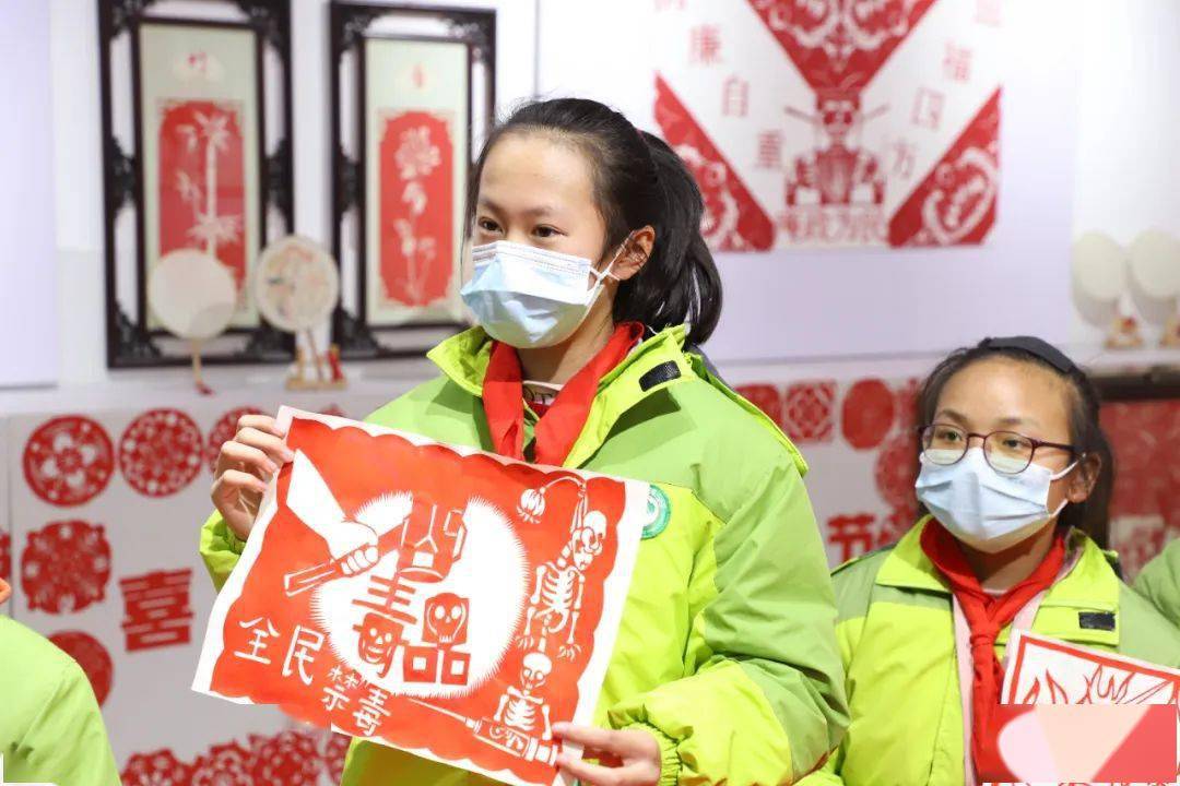 活动中,同学们通过绘制剪纸"骷髅头""罂粟花"等寓意深刻的剪纸图案