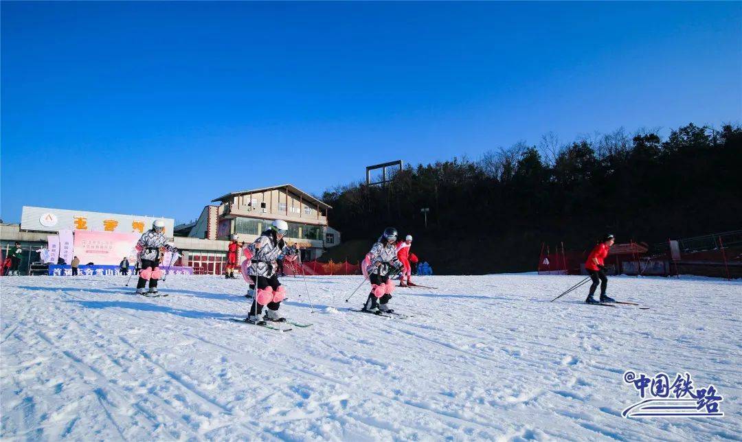 谈球吧体育坐着高铁去滑雪！冰雪主题列车来了(图11)