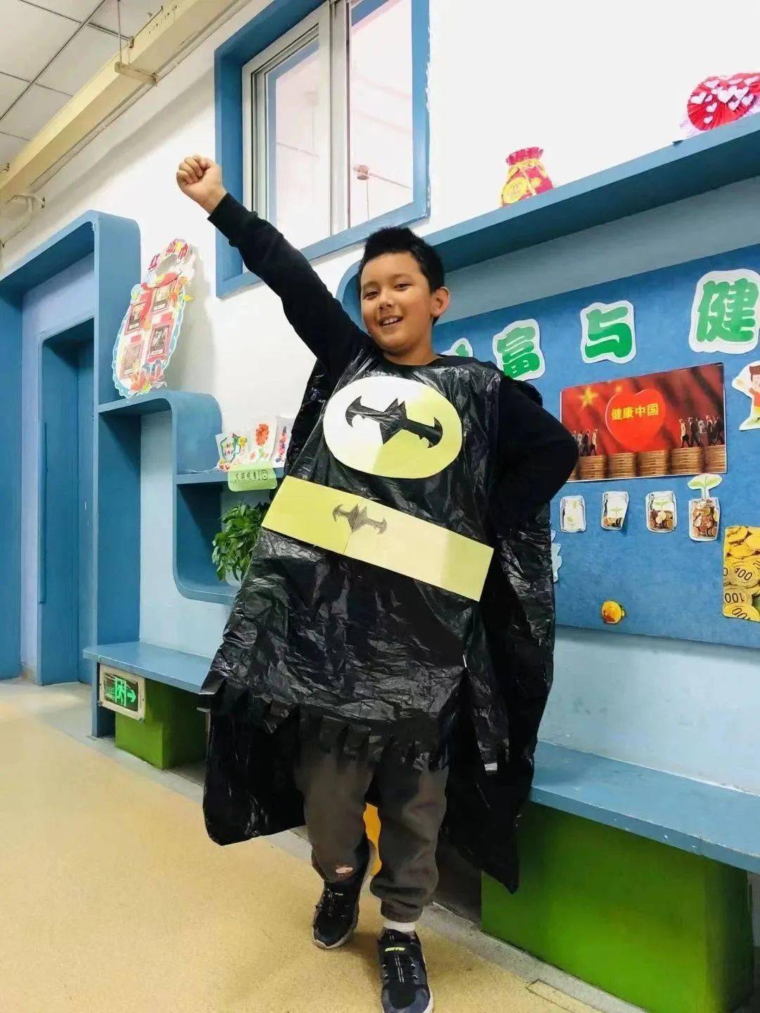 手提袋变成了运动套装,垃圾袋变成了帅气的铠甲披风……每一件作品都