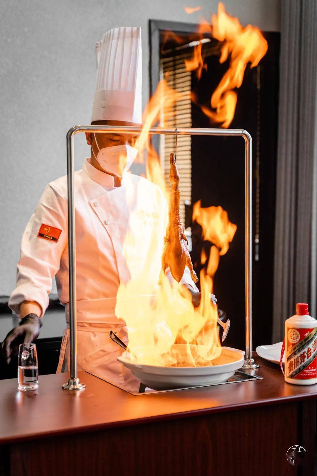 精选的乳鸭经过酱料和香料的浸泡,烤制之后再拿出来吊烧.