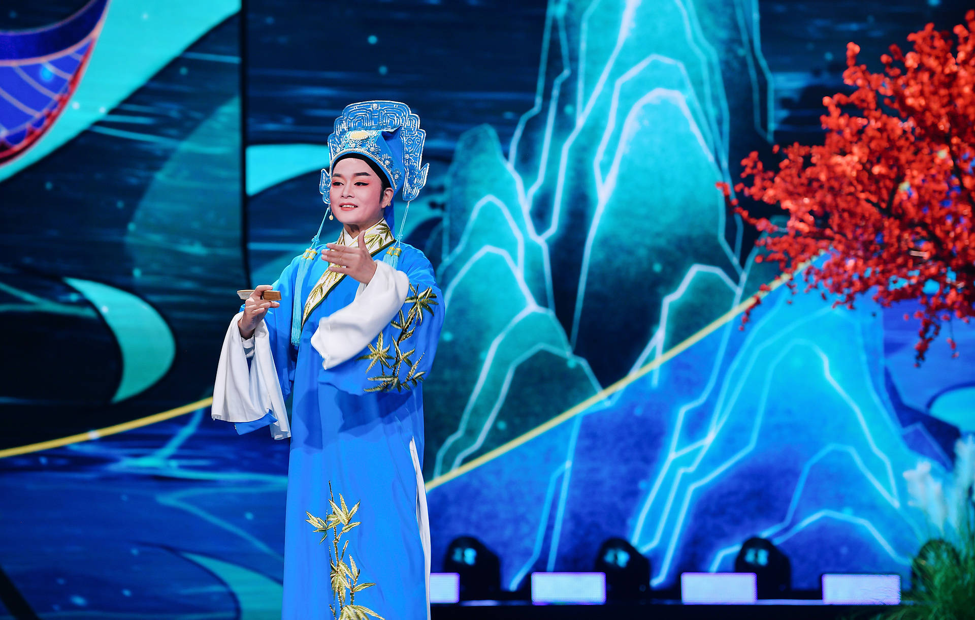 闽越风并非科班出身的越剧演员,之前,他会参与一些线下演出和比赛,"