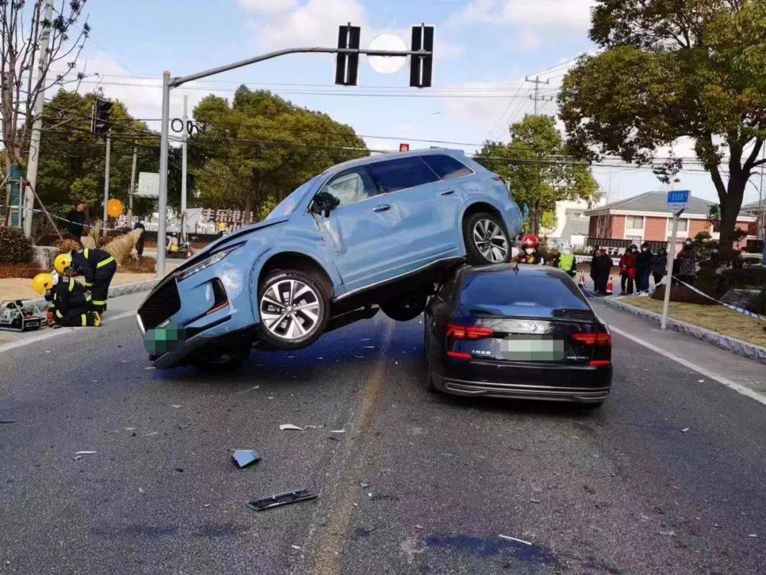 迅速会同119赶到现场上海崇明警方接警后所幸未造成人员伤亡造成的