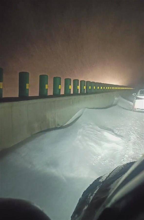 沪陕高速秦岭段暴雪致堵车，有司机被困25小时，交警：经疏导已经恢复通行