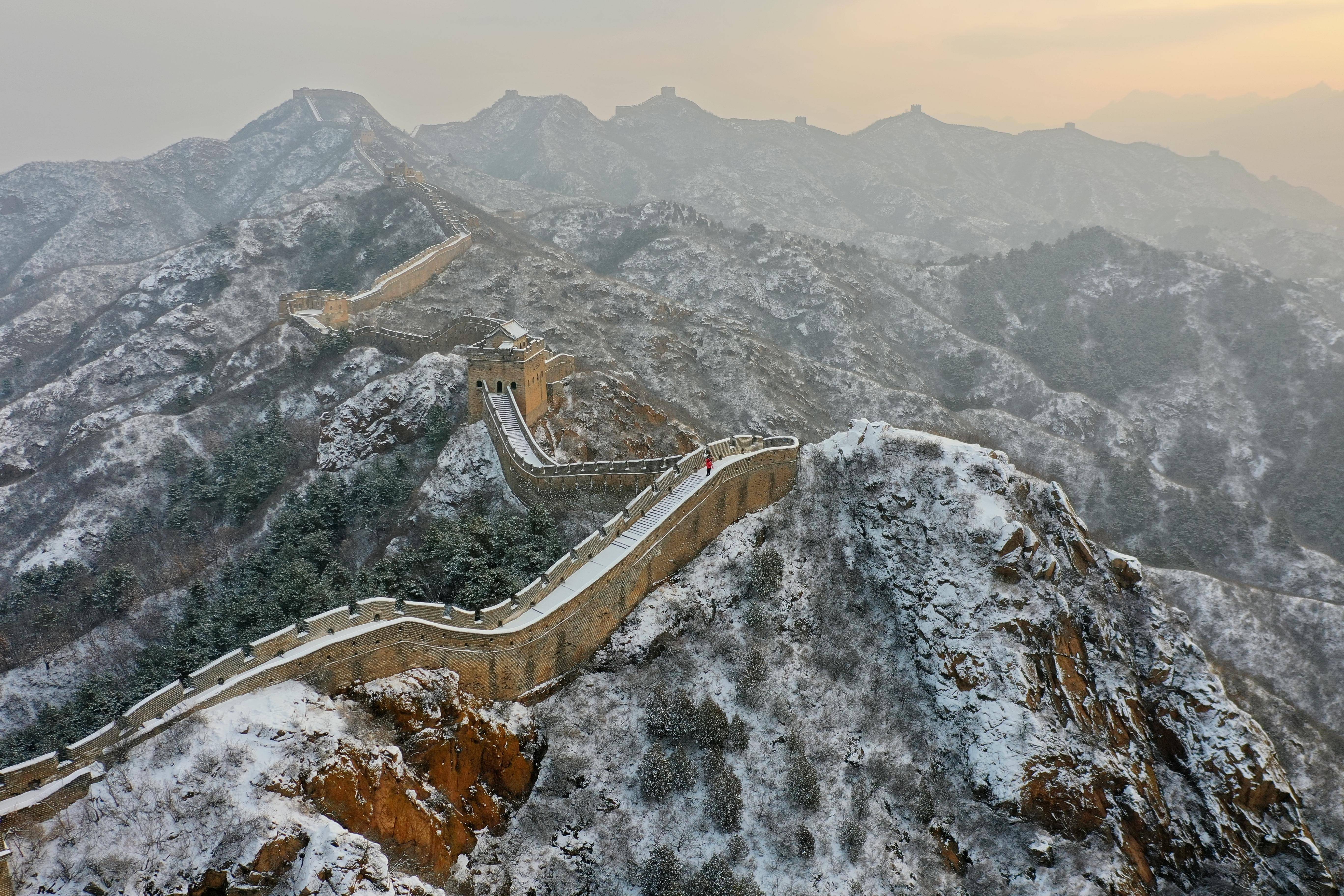 1月13日拍摄的位于河北省承德市滦平县金山岭长城雪景(无人机照片)