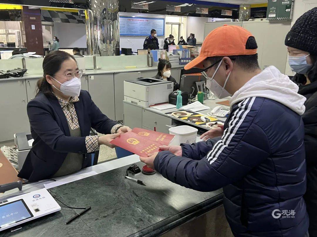 青岛市首张"团结户"住房产权证颁发_办证_群众_购房人