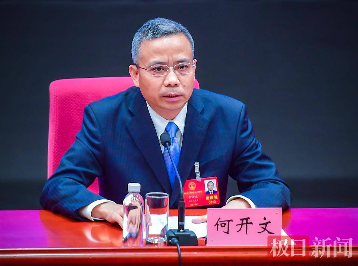 省人大代表,省生态环境厅厅长何开文介绍了近年来美丽湖北建设的新