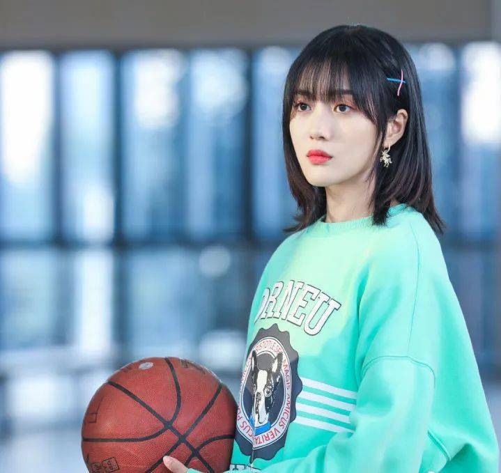 青春竞技剧《夏夜知君暖》里,她是篮球队教练苏暖夏古装社会家庭剧