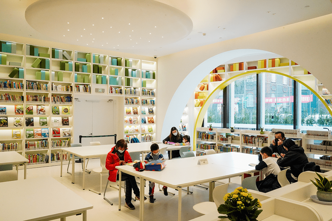 一楼少儿区设低幼区,幼儿区,小学区,中学区四大板块,延续徐汇区图书馆