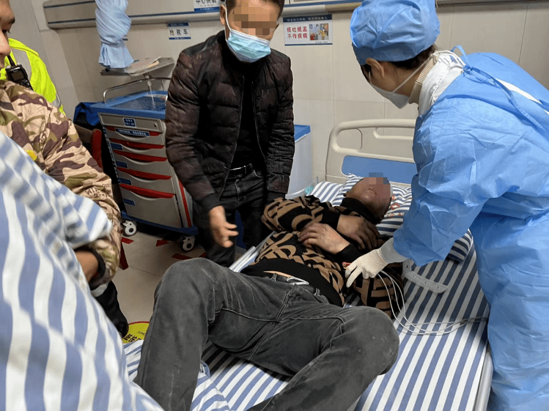 5分钟紧急救援！宜春一工人被电击情况危险..._刘某_华凯_路口
