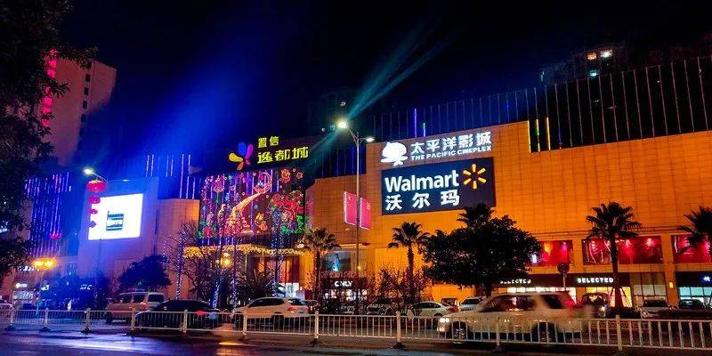 以及一群奔着年味去的有趣的人;对彭州人来说,航利广场代表了眼下最