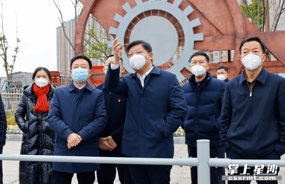 付旭明在长沙收费站出口,督导出入城口氛围营造和环卫保洁工作.