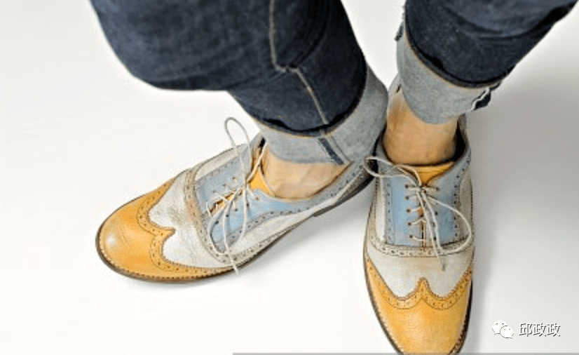 "鞋子穿反了" 英文怎么说?_on_帽子_衣服