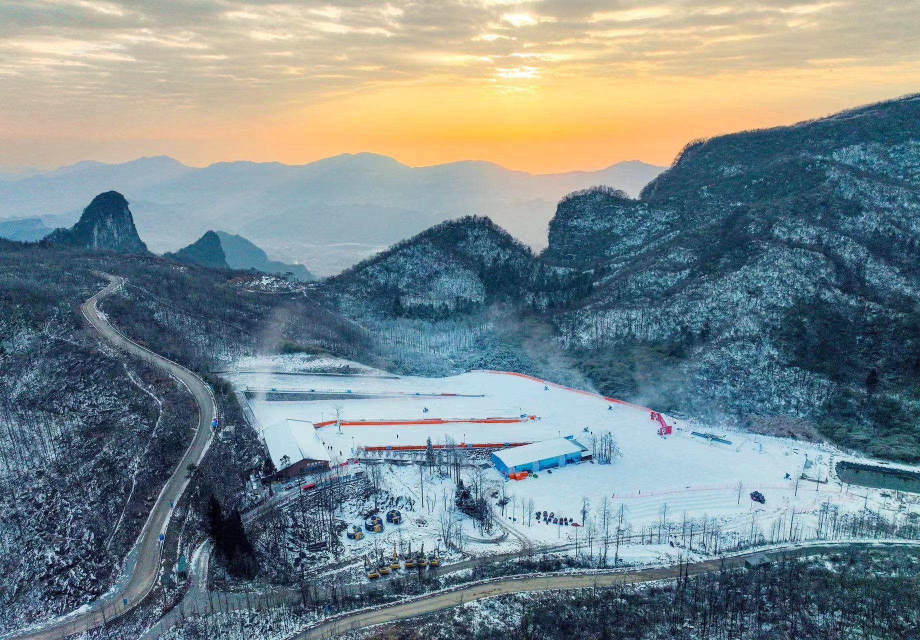 张家界冬季旅游再添新玩法,七星山滑雪场开板