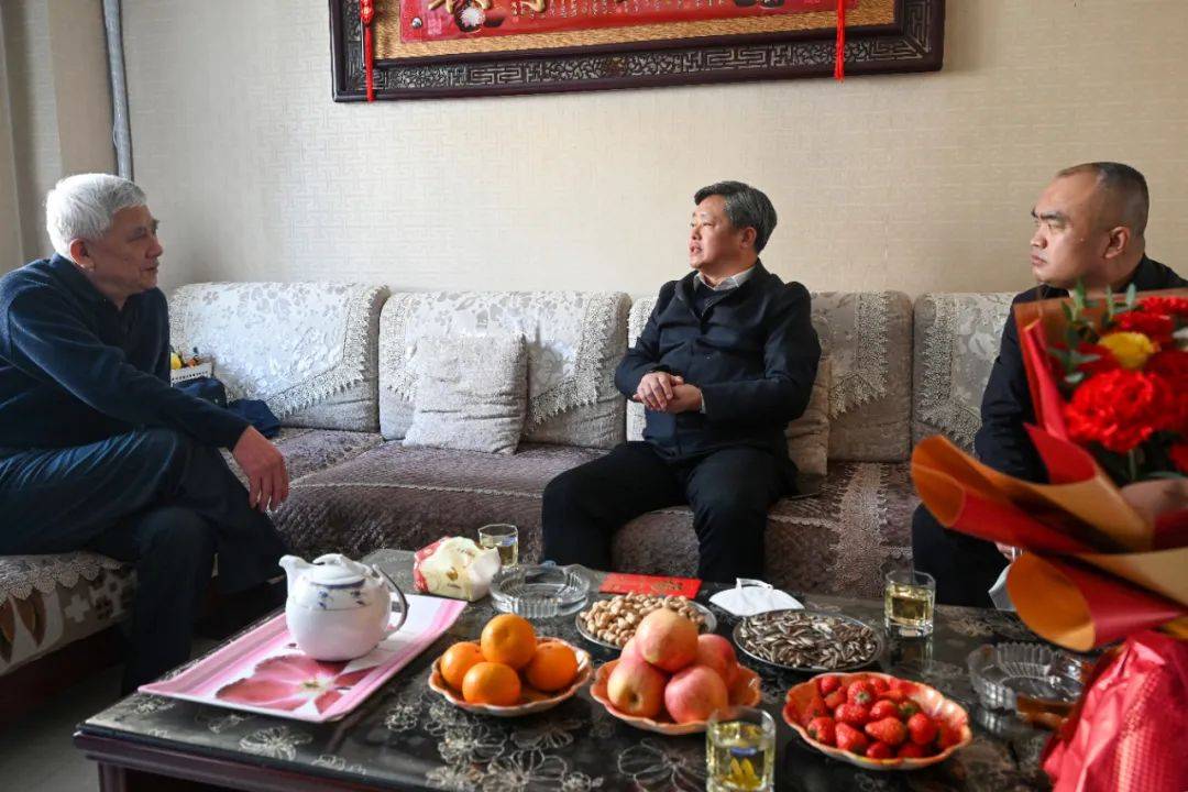 李军春节前夕走访慰问离退休干部_祁县_发展_老干部