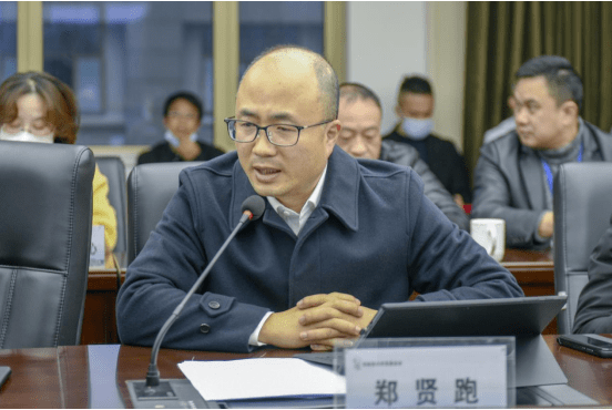 县卫健局局长郑贤跑表示,全县医护人员在救治一线牢牢守住了人民群众