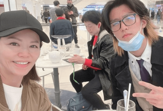 TVB前女星18岁儿子日本返港!打扮讲究像韩星?_康子妮_林宝_香港