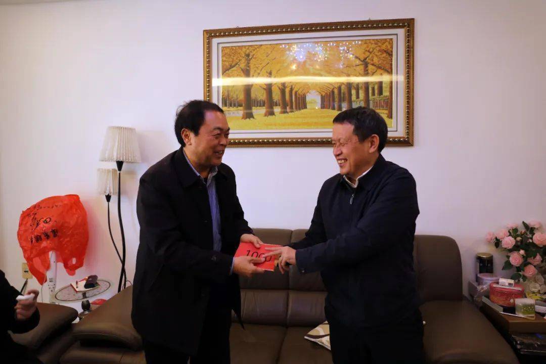 松桃四家班子在松领导集中走访慰问驻松部队及离退休老干部_发展_支持