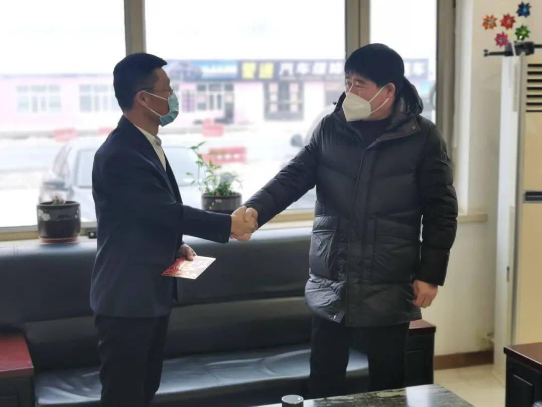 在国家级劳动模范朴成奎家中,旗人大常委会主任哈斯布和向劳模朴成奎