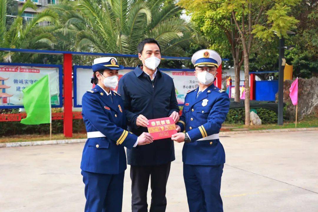 玉溪市市长江华率队走访慰问市消防救援支队春节期间坚守岗位干部职工