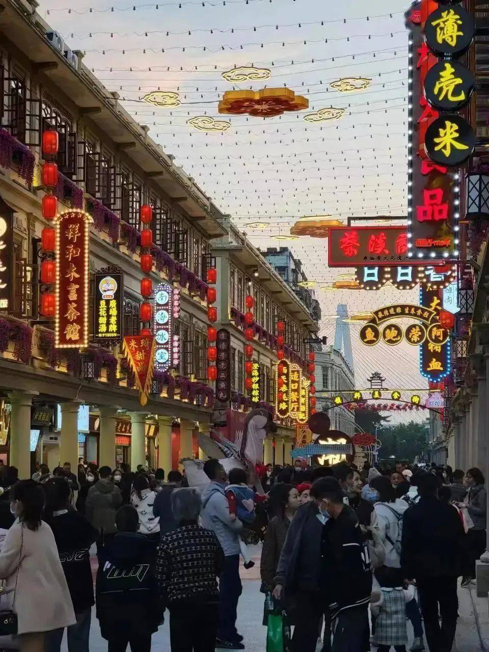 人士来到小公园开埠区,侨胞们行走在潮味浓郁,美食飘香的镇邦美食街