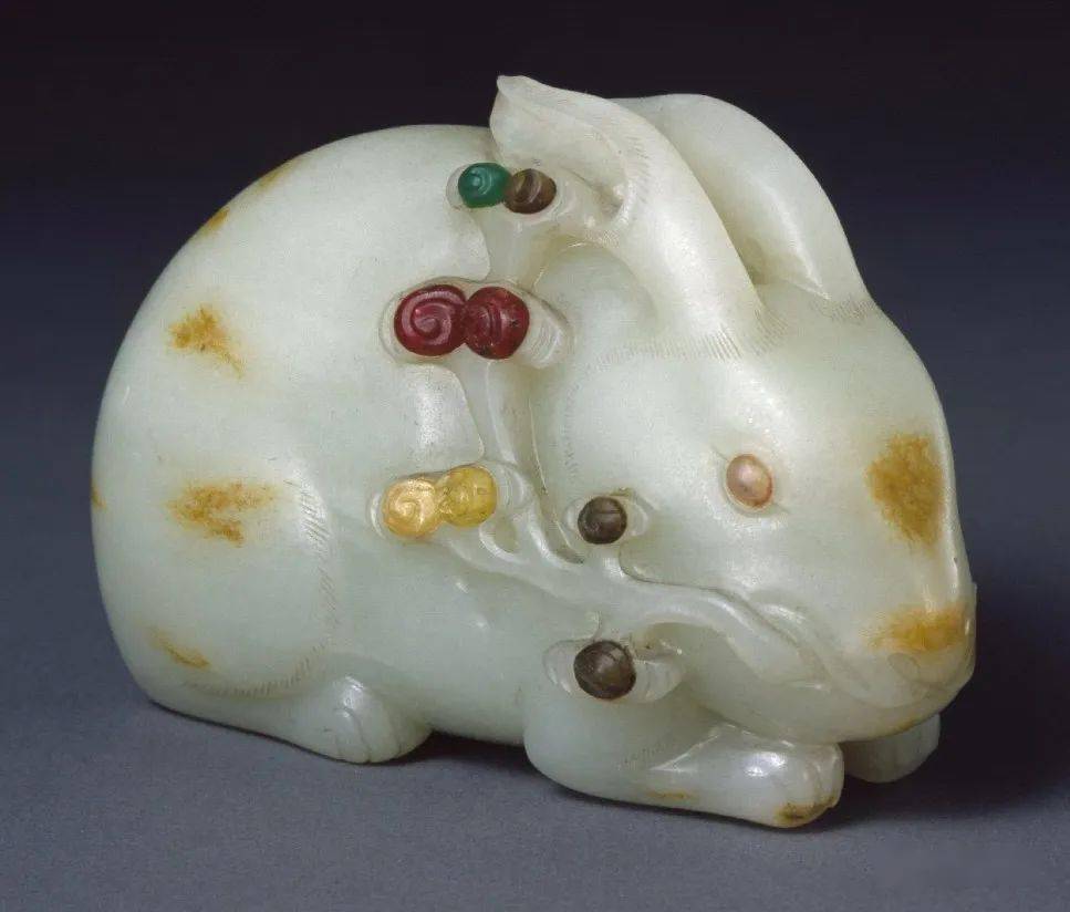 玉兔是和田青玉,含有白脑,属立体圆雕.