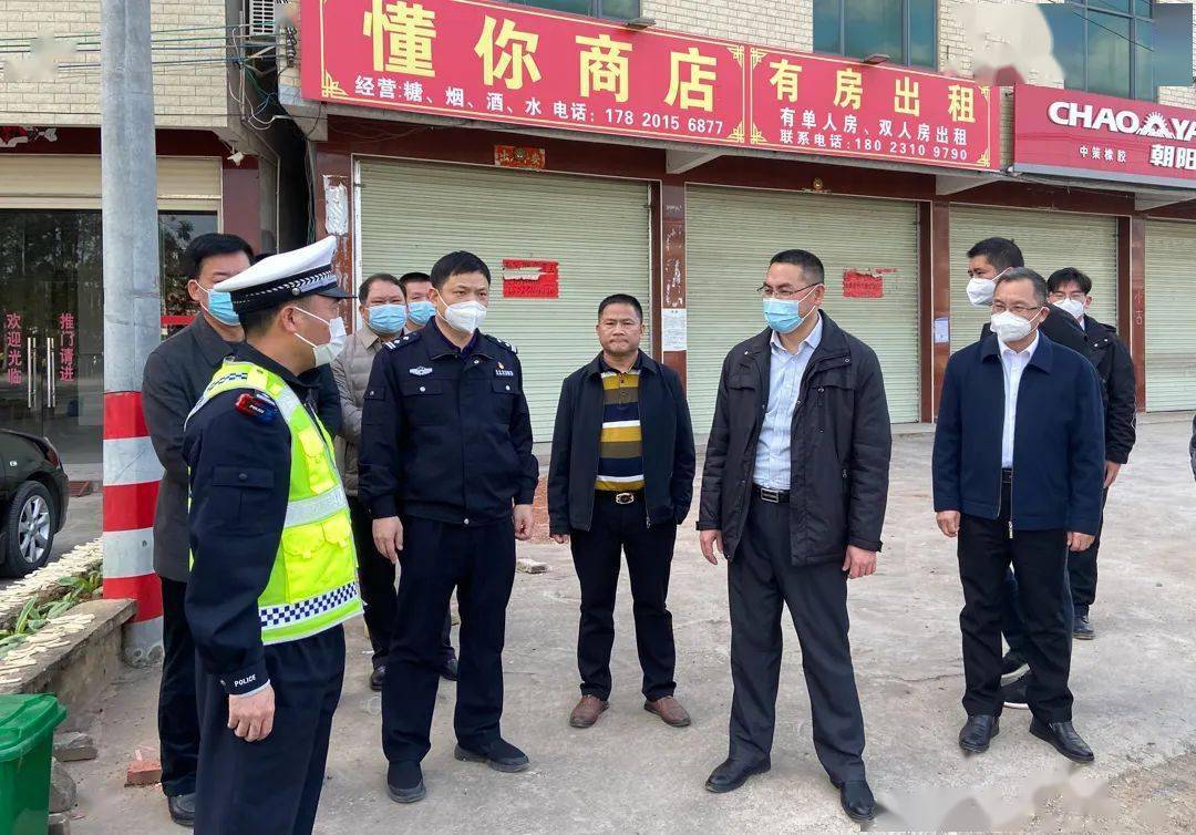 在忠信镇兰香特产店,黄罡星实地查看了经营性自建房安全隐患排查情况