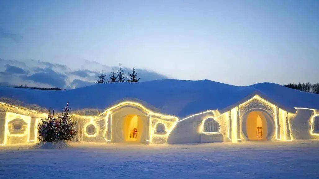 在长白山鲁能胜地原乡湖附近还打造了霍比特雪屋火锅餐厅夜幕降临,雪