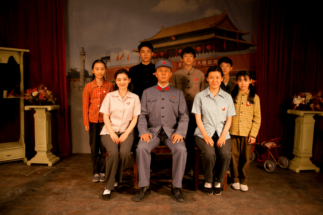 安杰和小姑子江德华一起带着5个孩子,按照长幼排序,或坐或站在北京