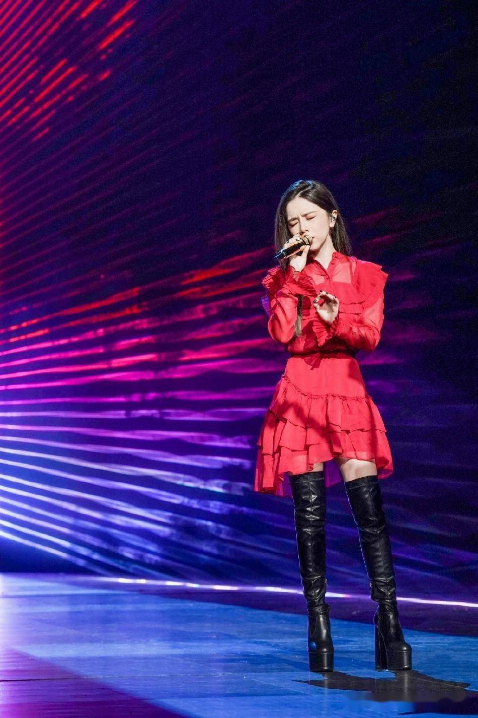 邓紫棋红色连衣裙搭黑色皮靴 深情献唱感染力十足_安徽_卫视