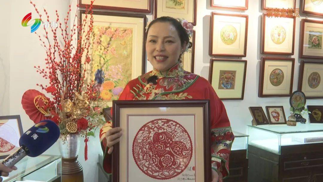 《新春走基层》生肖"兔纸"迎新春 指尖上剪出浓浓"年味"_兔子_剪纸