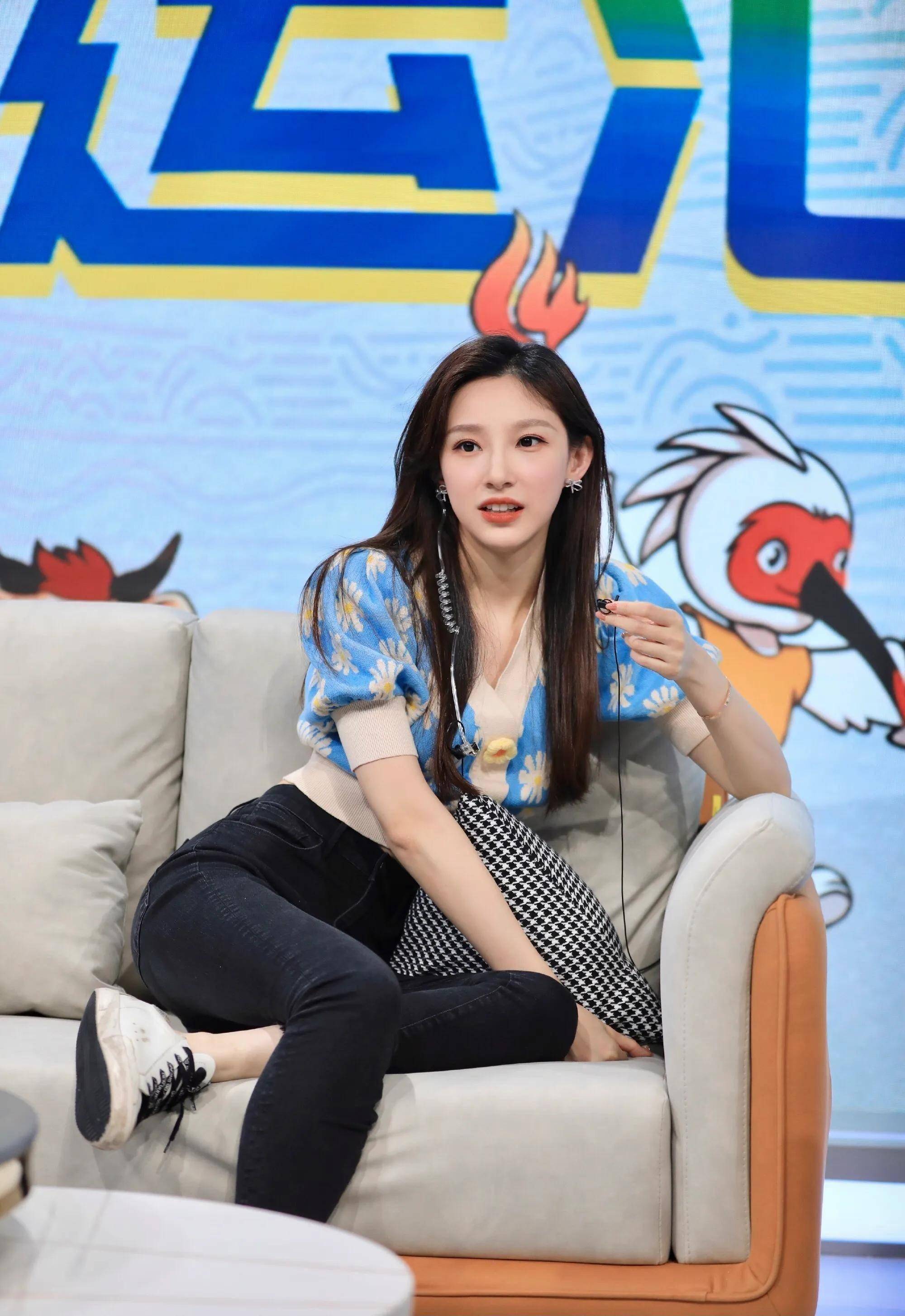 马凡舒惊艳央视春晚,穿中国风红裙气质不输董卿,私服穿搭也很美