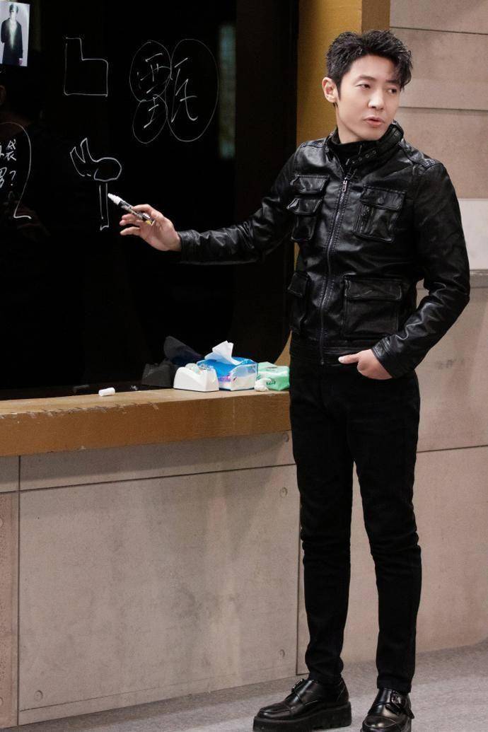 撒贝宁才是"反油腻"男人:西装革履,大衣叠穿,46岁依旧很有型_造型