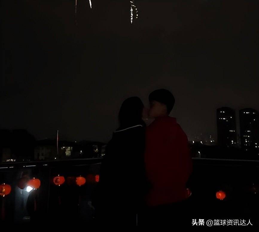 徐杰新年秀恩爱！与女友一路赏识烟花+亲吻，赵睿却被球迷点出！