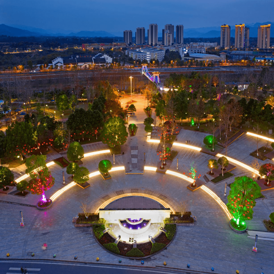 秀山滨江公园照明设施使用年限较长,存在功能性照明质量较差,景观灯饰